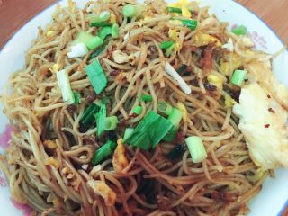 5、鸡蛋炒面,装盘撒上葱花，美味香香的，可以开动啦????????(没有葱花我用的蒜苗代替，很香！)