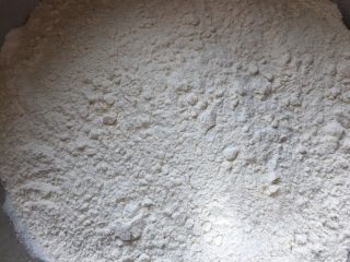 1、早餐鸡蛋灌饼,先准备好面粉