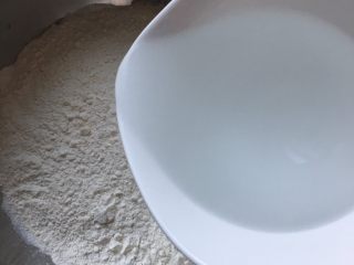 2、早餐鸡蛋灌饼,倒入适量温热水