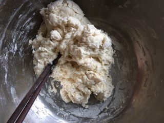 3、早餐鸡蛋灌饼,用筷子搅拌，以免面粉粘手