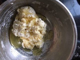 4、早餐鸡蛋灌饼,倒入适量食用油，和出来的面软和、不粘手，做出的鸡蛋灌饼酥皮，外焦酥皮