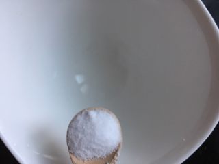 6、早餐鸡蛋灌饼,下面准备油酥，先在碗里放少许盐