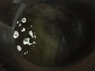 8、早餐鸡蛋灌饼,热锅热油，倒入装有面粉的碗里，搅拌