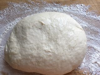 11、早餐鸡蛋灌饼,放案板上面，揉成长条