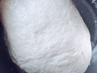 10、早餐鸡蛋灌饼,差不多十分钟左右，面醒好了，再揉一下