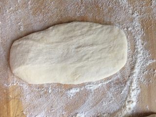 13、早餐鸡蛋灌饼,用手按扁，再擀成长条状