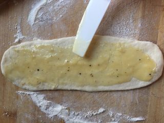 14、早餐鸡蛋灌饼,抹上一层油酥