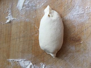 16、早餐鸡蛋灌饼,卷好之后，捏紧两边，倒立，按压