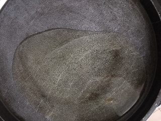 19、早餐鸡蛋灌饼,电饼铛倒入油