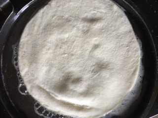 20、早餐鸡蛋灌饼,放上面皮，盖上电饼铛