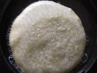 21、早餐鸡蛋灌饼,一分钟以后打开，面皮中间鼓起来一个包