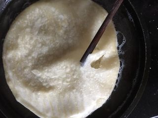 22、早餐鸡蛋灌饼,用筷子把最上面一层面皮戳出一个小口