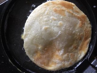 24、早餐鸡蛋灌饼,静置一会，翻到另外一面
