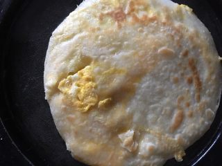 25、早餐鸡蛋灌饼,焦黄的鸡蛋灌饼做好了，酥酥的鸡蛋灌饼，早餐必备的，我家两个宝一人能吃一张????
