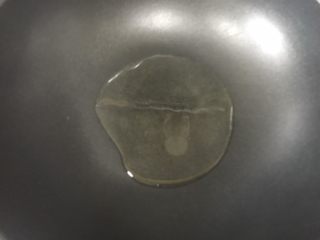 3、鲍鱼红烧肉,不粘锅放入玉米油30克，开火