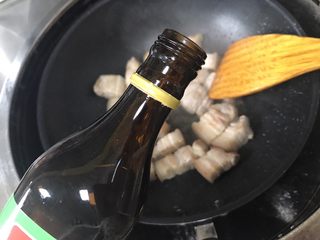 6、鲍鱼红烧肉,加入适量料酒翻炒