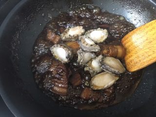 11、鲍鱼红烧肉,烧到快要收汁放入鲍鱼，烧个两三分钟收汁就可以了