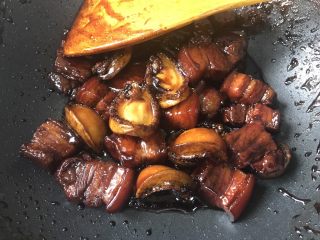 12、鲍鱼红烧肉,收汁了，关火，出锅装盘，撒上一点葱花，我是大概烧了四十分钟左右，喜欢肉烂一点的可以火力小一点多烧一会