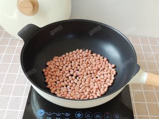 2、花生粘,花生米倒入炒锅