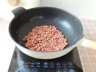 3、花生粘,小火炒至颜色变深，并有噼啪声时关火盛出