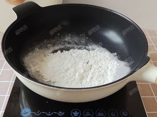 4、花生粘,玉米淀粉倒入锅中