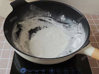 5、花生粘,微火炒熟，不要炒过头