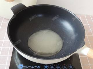 6、花生粘,炒锅里倒入白糖和清水