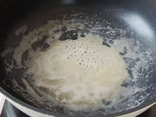 7、花生粘,小火炒制糖水冒泡粘稠