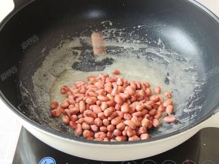 8、花生粘,倒入炒好的花生米，小火翻炒至糖汁黏在花生米上