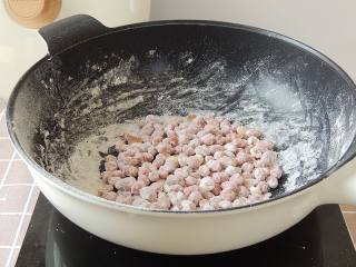 10、花生粘,炒至花生米裹匀淀粉并颗粒分开，关火晾凉后即酥脆