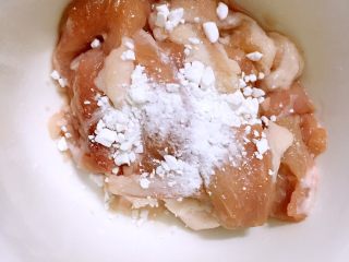 4、黑木耳炒白菜,放入淀粉拌匀