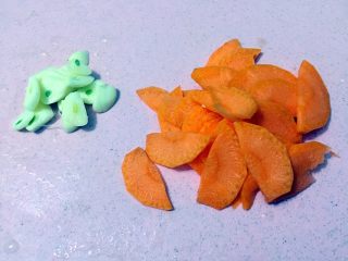 6、黑木耳炒白菜,大蒜和胡萝卜都切片