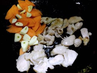 9、黑木耳炒白菜,肉片变色后，放入蒜片和胡萝卜片翻炒几下