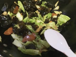 12、黑木耳炒白菜,放花椒粉、生抽和盐调味