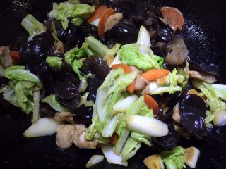13、黑木耳炒白菜,炒匀后熄火出锅