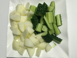 2、黄瓜雪梨汁 ,黄瓜切块状，梨去皮去核切块