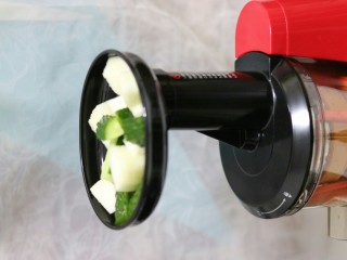 3、黄瓜雪梨汁 ,放入原汁机，启动开关开始榨汁