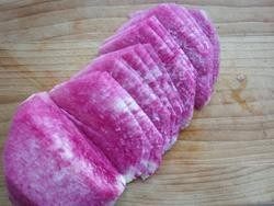 1、糖醋萝卜丝,1.心里美萝卜洗净去皮后切成薄片！