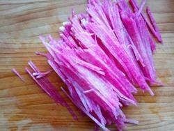 2、糖醋萝卜丝,2.在切成细丝