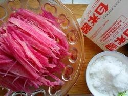 3、糖醋萝卜丝,3.放入大些的碗里准备好白糖和白醋！