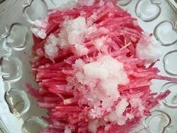 4、糖醋萝卜丝,4.先加入白糖在倒入白醋，拌匀！这个顺序可以让白糖更好的溶解！