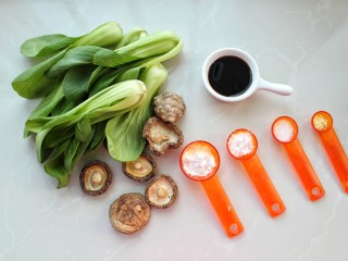 1、香菇炒油菜,准备好所需食材
