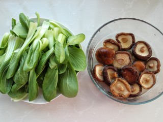 2、香菇炒油菜,香菇提前泡发，油菜洗净备用