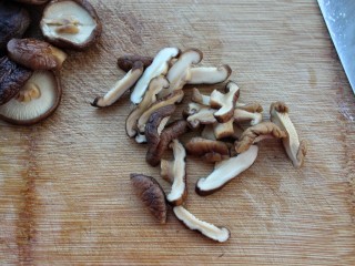 3、香菇炒油菜,将泡发的香菇挤干水分切片