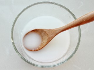 4、香菇炒油菜,玉米淀粉加适量清水调成水淀粉