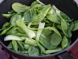 5、香菇炒油菜,锅中倒油烧热后，放入油菜大火炒约一分钟