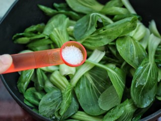 6、香菇炒油菜,按口味调入盐翻炒均匀盛出备用