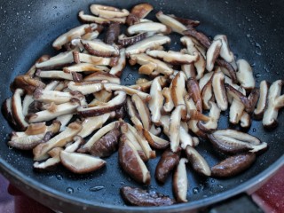7、香菇炒油菜,锅中再倒适量油，放入香菇炒出香味