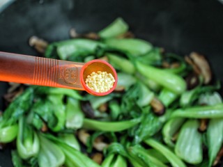 11、香菇炒油菜,最后放入鸡精