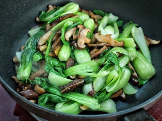 9、香菇炒油菜,放入油菜一起炒匀